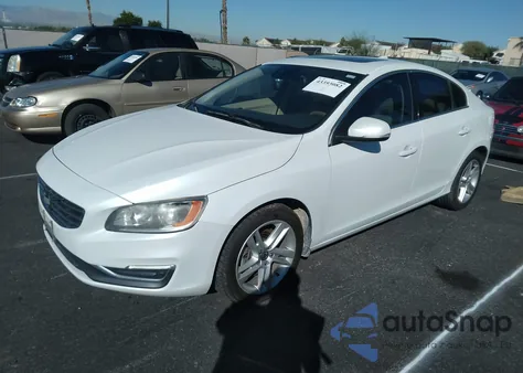2015 Volvo S60 T5 Platinum z USA, uszkodzony, nr VIN YV126MFD8F1309916